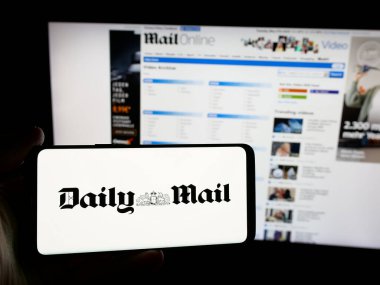 Stuttgart, Almanya - 05-27-2025: İngiliz bulvar gazetesi Daily Mail 'in logosuna sahip kişi web sitesinin önünde ekranda. Telefon ekranına odaklan.
