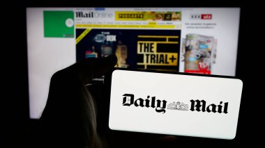 Stuttgart, Almanya - 05-27-2025: İngiliz bulvar gazetesi Daily Mail 'in logosunun bulunduğu cep telefonu web sayfası önünde ekranda. Telefon ekranına odaklan.