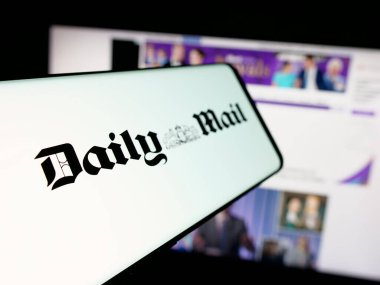 Stuttgart, Almanya - 05-27-2025: İngiliz bulvar gazetesi Daily Mail 'in logosuna sahip akıllı telefon web sitesinin önünde ekranda. Telefon ekranının merkez soluna odaklan.