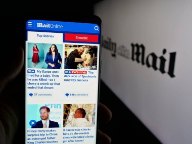 Stuttgart, Almanya - 05-27-2025: İngiliz bulvar gazetesi Daily Mail 'in internet sayfası olan cep telefonu logosu önünde ekranda. Telefon ekranının merkezine odaklan.