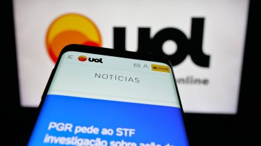 Stuttgart, Almanya - 05-27-2025: Brezilya web platformu Universo Online 'ın (UOL) web sitesi olan cep telefonu logonun önünde ekranda. Telefon ekranının sol üst kısmına odaklan.