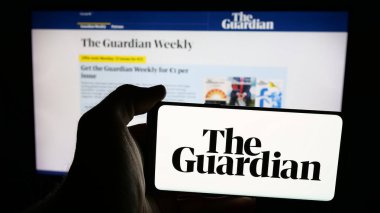 Stuttgart, Almanya - 05-27-2025: İngiliz gazete şirketi The Guardian 'ın logosunun bulunduğu cep telefonu web sayfası önünde ekranda. Telefon ekranına odaklan.