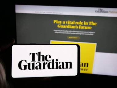 Stuttgart, Almanya - 05-27-2025: İngiliz gazete şirketi The Guardian 'ın logosunu taşıyan kişi web sitesinin önünde ekranda. Telefon ekranına odaklan.
