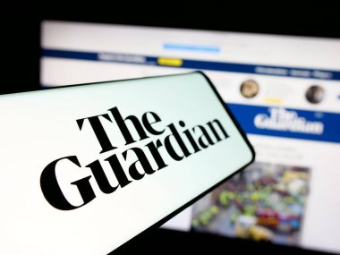 Stuttgart, Almanya - 05-27-2025: İngiliz gazete şirketi The Guardian 'ın logolu akıllı telefon web sitesinin önünde ekranda. Telefon ekranının merkez soluna odaklan.