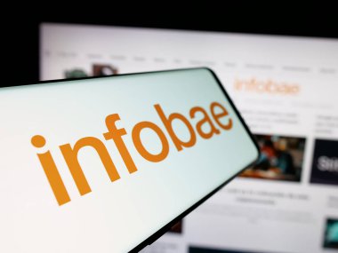 Stuttgart, Almanya - 05-27-2025: Arjantin online gazetesi Infobae 'nin logosuna sahip akıllı telefon web sitesinin önünde ekranda. Telefon ekranının merkez soluna odaklan.
