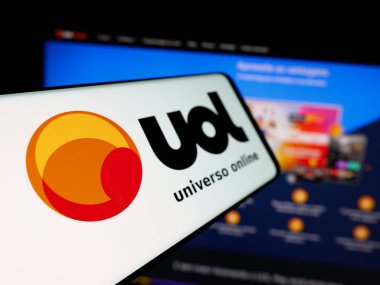 Stuttgart, Almanya - 05-27-2025: Sitenin önünde ekranda Brezilya web platformu Universo Online (UOL) logosu bulunan akıllı telefon. Telefon ekranının merkez soluna odaklan.