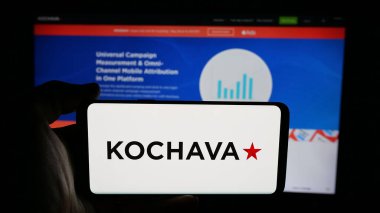 Stuttgart, Almanya - 05-29-2025: ABD 'li veri çözümleri şirketi Kochava Inc.' nin logosunun bulunduğu cep telefonu web sayfası önünde ekranda. Telefon ekranına odaklan.