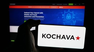 Stuttgart, Almanya - 05-29-2025: ABD 'li veri çözümleri şirketi Kochava Inc.' nin logosunun bulunduğu cep telefonu web sayfası önünde ekranda. Telefon ekranına odaklan.
