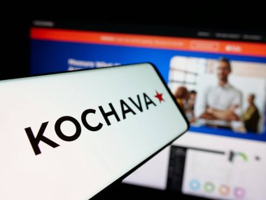 Stuttgart, Almanya - 05-29-2025: İnternet sitesi önünde ekranda ABD 'li veri çözümleri şirketi Kochava Inc.' in logosuna sahip akıllı telefon. Telefon ekranının merkez soluna odaklan.