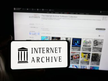 Stuttgart, Almanya - 05-29-2025: İnternet Arşivi (Archive.org) organizasyonu logosuna sahip akıllı telefonu web sitesi önünde tutan kişi. Telefon ekranına odaklan.