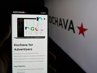 Stuttgart, Almanya - 05-29-2025: ABD 'li veri çözümleri şirketi Kochava Inc.' nin web sayfası olan cep telefonu logosu önünde ekranda. Telefon ekranının merkezine odaklan.