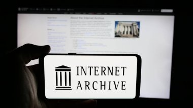 Stuttgart, Almanya - 05-29-2025: İnternet Arşivi (Archive.org) organizasyonu logosu olan cep telefonu web sayfası önünde ekranda. Telefon ekranına odaklan.