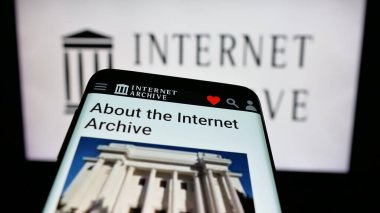 Stuttgart, Almanya - 05-29-2025: Logo önünde ekranda İnternet Arşivi (Archive.org) organizasyonu web sitesi bulunan cep telefonu. Telefon ekranının sol üst kısmına odaklan.