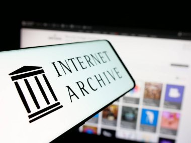 Stuttgart, Almanya - 05-29-2025: İnternet Arşivi (Archive.org) organizasyonunun logosuna sahip akıllı telefon web sitesi önünde ekranda. Telefon ekranının merkez soluna odaklan.