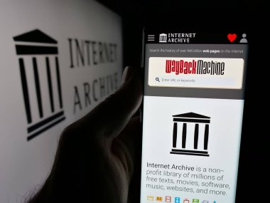 Stuttgart, Almanya - 05-29-2025: İnternet Arşivi (Archive.org) organizasyonu web sayfası bulunan cep telefonu logosu önünde ekranda. Telefon ekranının merkezine odaklan.
