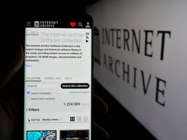 Stuttgart, Almanya - 05-29-2025: Logo önündeki ekranda İnternet Arşivi (Archive.org) organizasyonunun web sayfası olan akıllı telefon sahibi kişi. Telefon ekranının merkezine odaklan.
