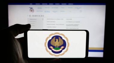 Stuttgart, Almanya - 05-29-2025: Tüzük Muhasebeciler Enstitüsü (ICAI) logosu olan cep telefonu web sayfası önünde ekranda. Telefon ekranına odaklan.
