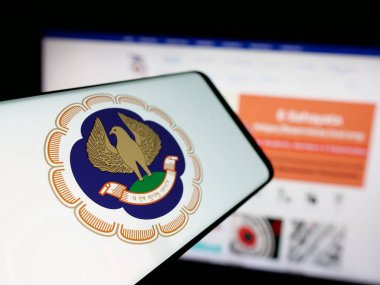 Stuttgart, Almanya - 05-29-2025: İnternet sitesinin önünde ekranda Kiralık Muhasebeciler Enstitüsü (ICAI) logosu bulunan akıllı telefon. Telefon ekranının merkez soluna odaklan.