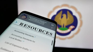 Stuttgart, Almanya - 05-29-2025: Tüzük Muhasebeciler Enstitüsü 'nün (ICAI) web sitesiyle birlikte logo önünde cep telefonu. Telefon ekranının sol üst kısmına odaklan.