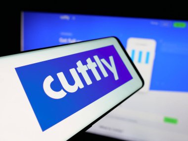 Stuttgart, Almanya - 05-29-2025: İnternet sitesinin önünde Cutt.ly (Bağlantı Yönetim Platformu Logosu) logosu bulunan akıllı telefon. Telefon ekranının merkez soluna odaklan.