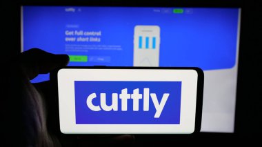 Stuttgart, Almanya - 05-29-2025: Bağlantı yönetim platformunun logosunun (Cutt.ly) bulunduğu cep telefonu web sayfasının önünde. Telefon ekranına odaklan.