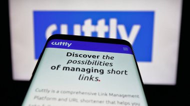 Stuttgart, Almanya - 05-29-2025: Link yönetim platformunun web sitesi Cutt.ly 'nin bulunduğu cep telefonu logonun önünde ekranda. Telefon ekranının sol üst kısmına odaklan.