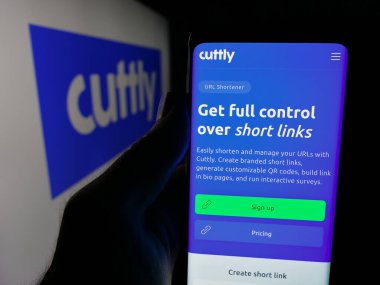 Stuttgart, Almanya - 05-29-2025: Link yönetim platformunun web sayfası olan cep telefonu Cuttly (Cutt.ly) ekranda logonun önünde. Telefon ekranının merkezine odaklan.