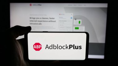 Stuttgart, Almanya - 05-29-2025: Reklam engelleme şirketi Adblock Plus 'ın (eyo GmbH) logosuna sahip cep telefonu web sayfası önünde ekranda. Telefon ekranına odaklan.