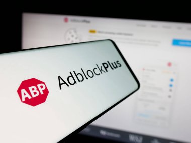 Stuttgart, Almanya - 05-29-2025: Reklam engelleme şirketi Adblock Plus (eyo GmbH) logosuna sahip akıllı telefon web sitesinin önünde ekranda. Telefon ekranının merkez soluna odaklan.