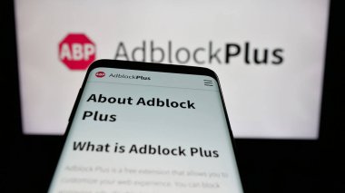 Stuttgart, Almanya - 05-29-2025: Reklam engelleme şirketi Adblock Plus 'ın (eyo GmbH) web sitesi ile birlikte logo önünde cep telefonu. Telefon ekranının sol üst kısmına odaklan.