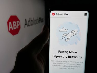 Stuttgart, Almanya - 05-29-2025: Reklam engelleme şirketi Adblock Plus 'ın (eyo GmbH) internet sayfası olan cep telefonu logonun önünde ekranda. Telefon ekranının merkezine odaklan.