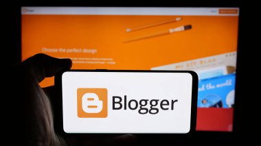 Stuttgart, Almanya - 05-29-2025: İçerik yönetim sistemi şirketi Blogger.com 'un logosunun bulunduğu cep telefonu web sayfası önünde ekranda. Telefon ekranına odaklan.