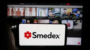 Stuttgart, Almanya - 05-29-2025: İsviçreli e-öğrenim şirketi Smedex AG 'nin logosunun bulunduğu cep telefonu web sayfası önünde ekranda. Telefon ekranına odaklan.