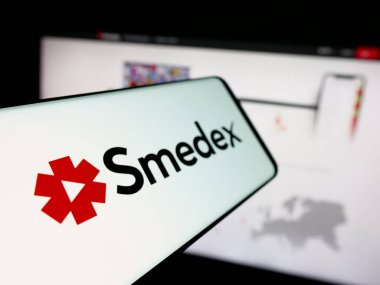 Stuttgart, Almanya - 05-29-2025: İsviçreli e-öğrenim şirketi Smedex AG 'nin logosuna sahip akıllı telefon web sitesinin önünde ekranda. Telefon ekranının soluna odaklan.