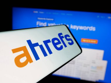 Stuttgart, Almanya - 05-29-2025: SEO araç şirketi Ahrefs Pte 'nin logosuna sahip akıllı telefon. Ltd. Web sitesinin önünde ekranda. Telefon ekranının merkez soluna odaklan.
