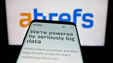 Stuttgart, Almanya - 05-29-2025: SEO araç şirketi Ahrefs Pte 'nin web sitesiyle cep telefonu. Ltd. Logonun önünde ekranda. Telefon ekranının sol üst kısmına odaklan.
