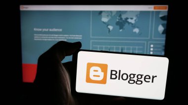 Stuttgart, Almanya - 05-29-2025: İçerik yönetim sistemi şirketi Blogger.com 'un logosunun bulunduğu cep telefonu web sayfası önünde ekranda. Telefon ekranına odaklan.