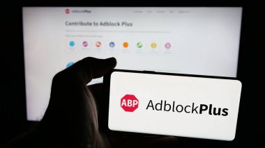 Stuttgart, Almanya - 05-29-2025: Reklam engelleme şirketi Adblock Plus 'ın (eyo GmbH) logosuna sahip cep telefonu web sayfası önünde ekranda. Telefon ekranına odaklan.