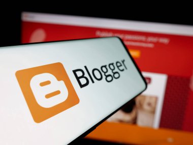 Stuttgart, Almanya - 05-29-2025: İçerik yönetim sistemi şirketi Blogger.com 'un logosuna sahip akıllı telefon web sitesinin önünde ekranda. Telefon ekranının merkez soluna odaklan.