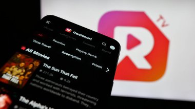 Stuttgart, Almanya - 05-31-2025: Logonun önünde ekranda kısa video akışı uygulama şirketi ReelShort 'un web sitesi bulunan cep telefonu. Telefon ekranının sol üst kısmına odaklan.