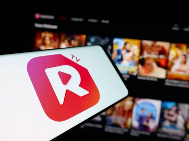 Stuttgart, Almanya - 05-31-2025: İnternet sitesinin önünde ekranda kısa video akışı uygulama şirketi ReelShort 'un logosuna sahip akıllı telefon. Telefon ekranının merkez soluna odaklan.