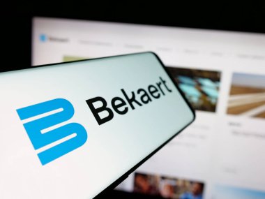 Stuttgart, Almanya - 05-31-2025: Belçikalı çelik şirketi N.V. Bekaert S.A. 'nın logosuna sahip akıllı telefon web sitesinin önünde ekranda. Telefon ekranının merkez soluna odaklan.