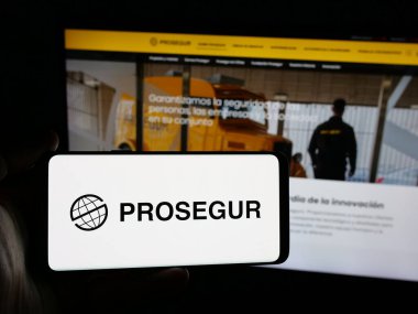 Stuttgart, Almanya - 05-31-2025: Prosegur Compania de Seguridad S.A. şirketinin logosuna sahip kişi web sitesinin önünde ekranda. Telefon ekranına odaklan.