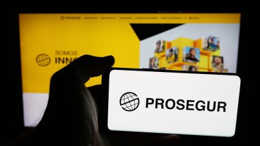 Stuttgart, Almanya - 05-31-2025: Prosegur Compania de Seguridad S.A. şirketinin logosuna sahip cep telefonu web sayfası önünde ekranda. Telefon ekranına odaklan.