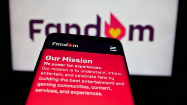 Stuttgart, Almanya - 05-31-2025: ABD wiki hizmet şirketi Fandom Inc. 'nin web sitesi ile birlikte cep telefonu logonun önünde ekranda. Telefon ekranının sol üst kısmına odaklan.