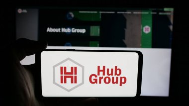 Stuttgart, Almanya - 05-31-2025: ABD 'li lojistik şirketi Hub Group Inc.' in logosunun bulunduğu cep telefonu web sayfası önünde ekranda. Telefon ekranına odaklan.