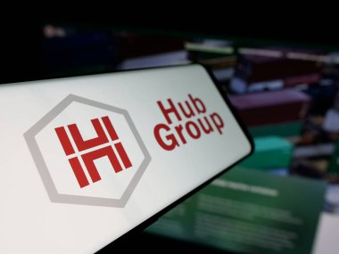 Stuttgart, Almanya - 05-31-2025: Web sitesi önünde ekranda, ABD 'li lojistik şirketi Hub Group Inc.' in logosuna sahip akıllı telefon. Telefon ekranının merkez soluna odaklan.