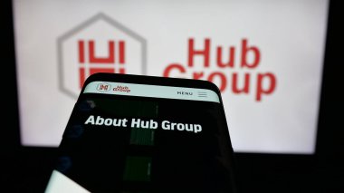 Stuttgart, Almanya - 05-31-2025: ABD 'li lojistik şirketi Hub Group Inc.' nin web sitesiyle birlikte cep telefonu logonun önünde ekranda. Telefon ekranının sol üst kısmına odaklan.