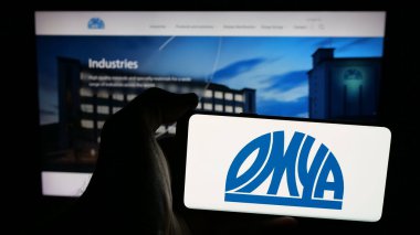 Stuttgart, Almanya - 05-31-2025: İsviçreli sanayi mineralleri şirketi Omya AG 'nin logosunu taşıyan cep telefonu web sayfasının önünde duruyor. Telefon ekranına odaklan.