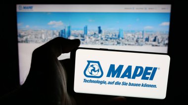 Stuttgart, Almanya - 05-31-2025: İtalyan kimya şirketi Mapei S.P.A. 'nın logosunun bulunduğu cep telefonu web sayfasının önünde duruyor. Telefon ekranına odaklan.